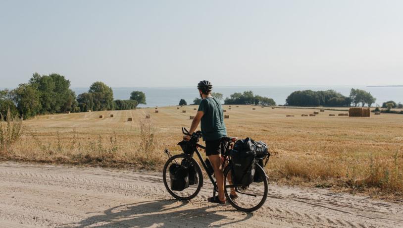 Cyklist nyder udsigten ved Bølgemose på Ærø